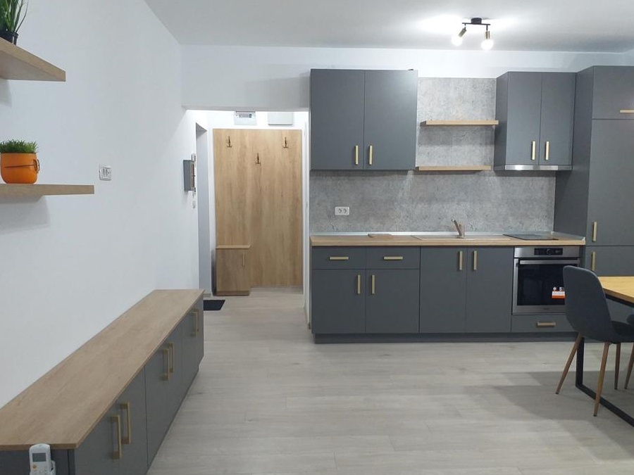 inchiriez apartament 2 camere , bloc nou