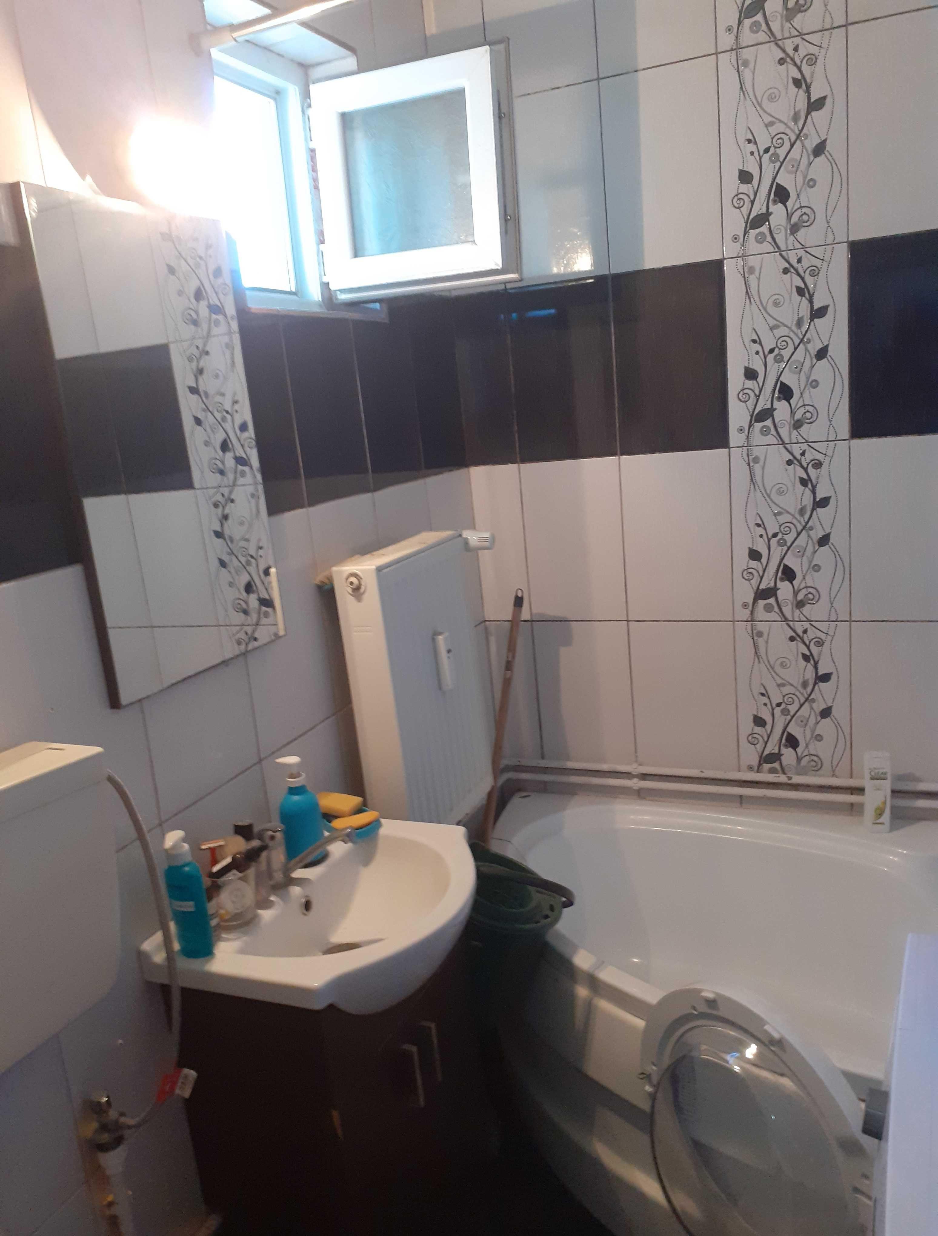 Inchiriez apartament 2 camere decomandat cu centrala proprie
