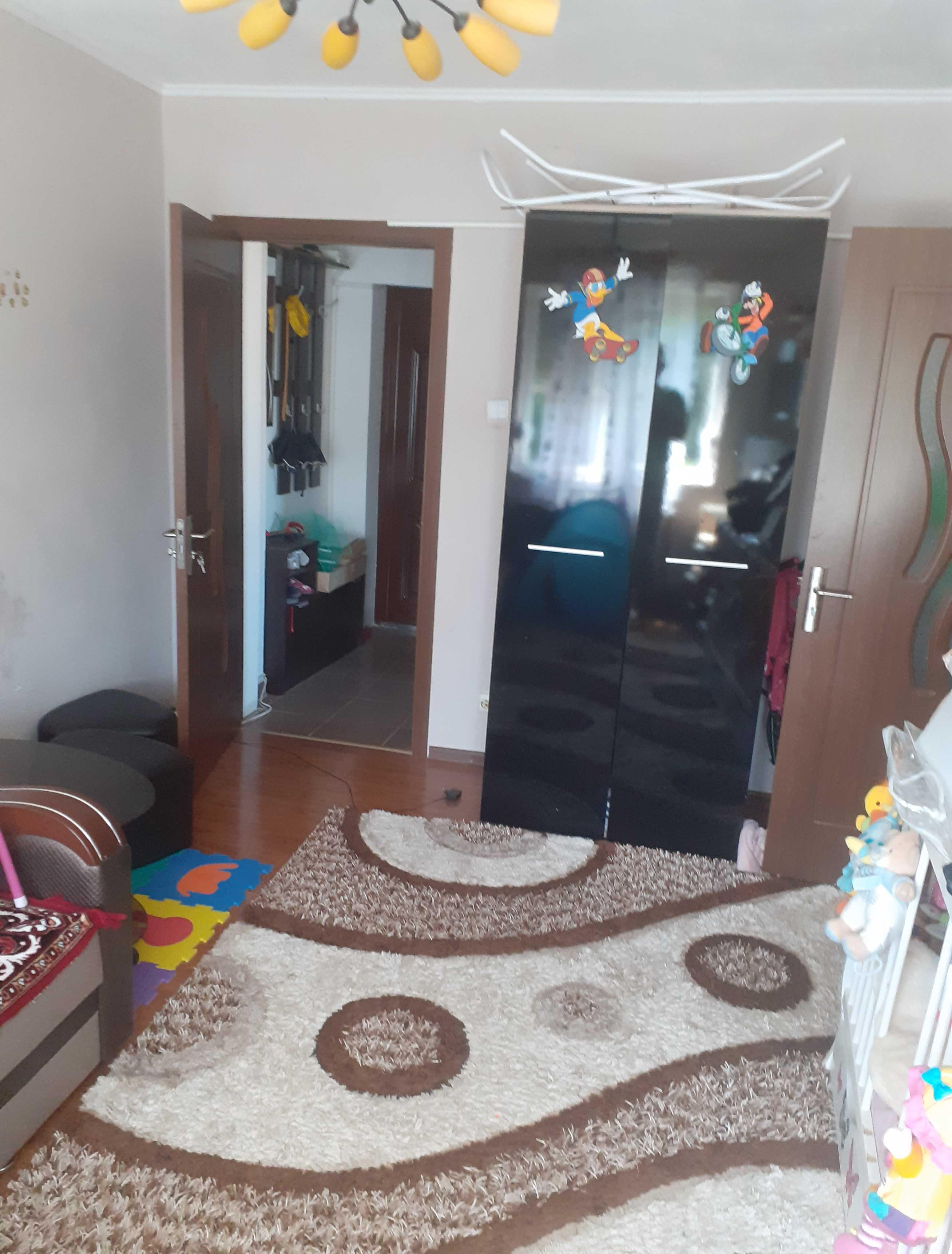 Inchiriez apartament 2 camere decomandat cu centrala proprie