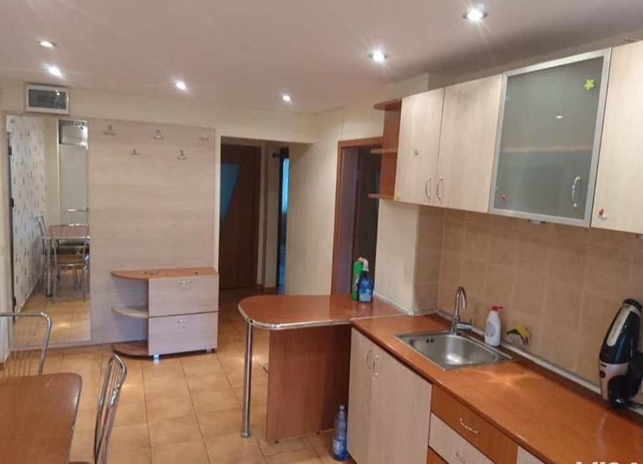 Închiriez apartament 3 camere decomandate zona Aradului.