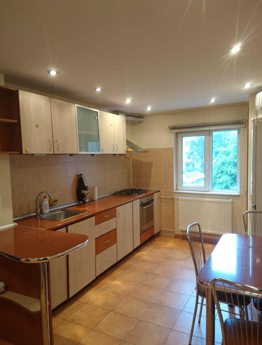Închiriez apartament 3 camere decomandate zona Aradului.