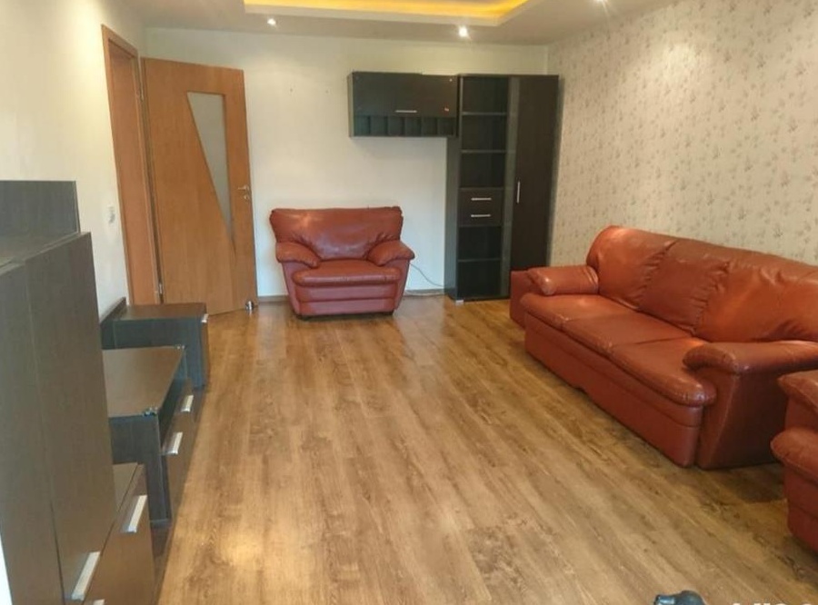 Închiriez apartament 3 camere decomandate zona Aradului.