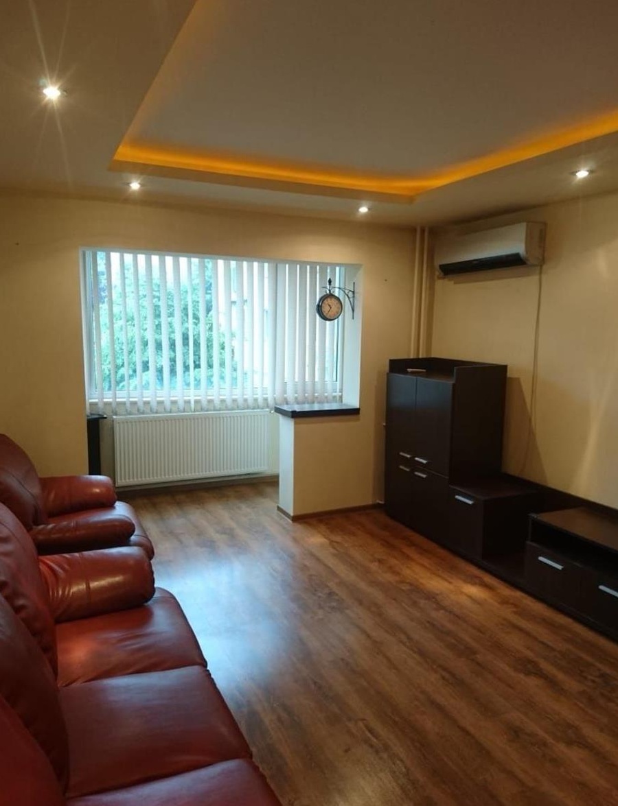 Închiriez apartament 3 camere decomandate zona Aradului.