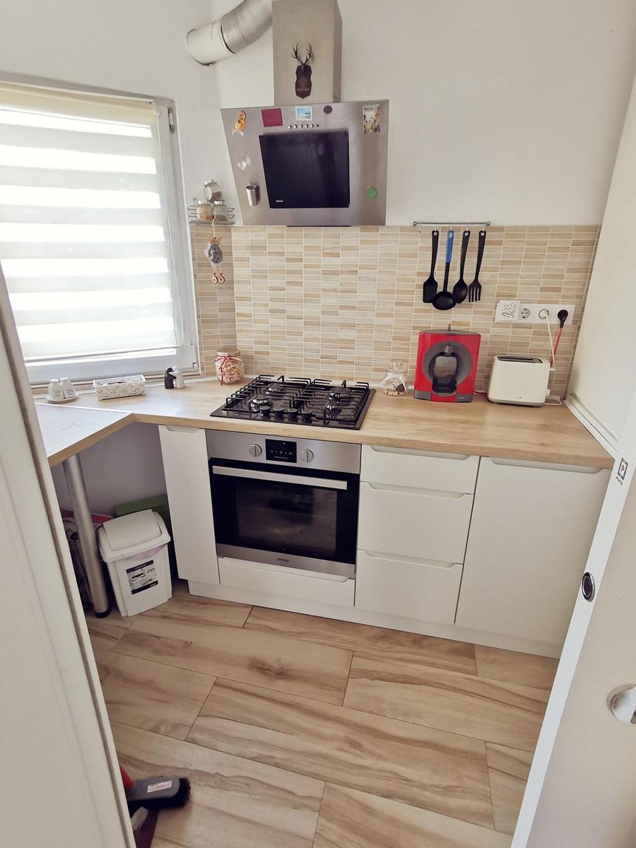 Inchiriez apartament 3 camere, in Alba Iulia, vis a vis de Kaufland, etaj 1.
