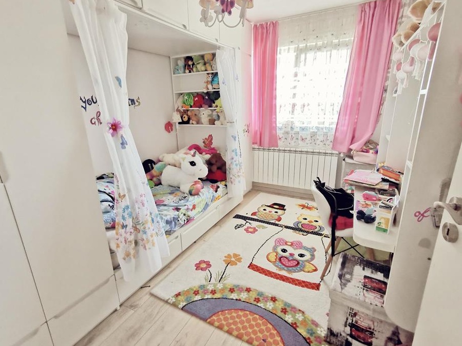 Inchiriez apartament 3 camere, in Alba Iulia, vis a vis de Kaufland, etaj 1.