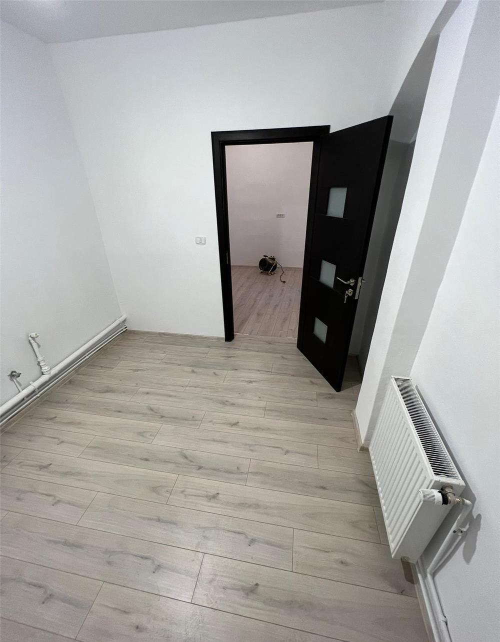 Închiriez Apartament 3 camere Piața Libertății