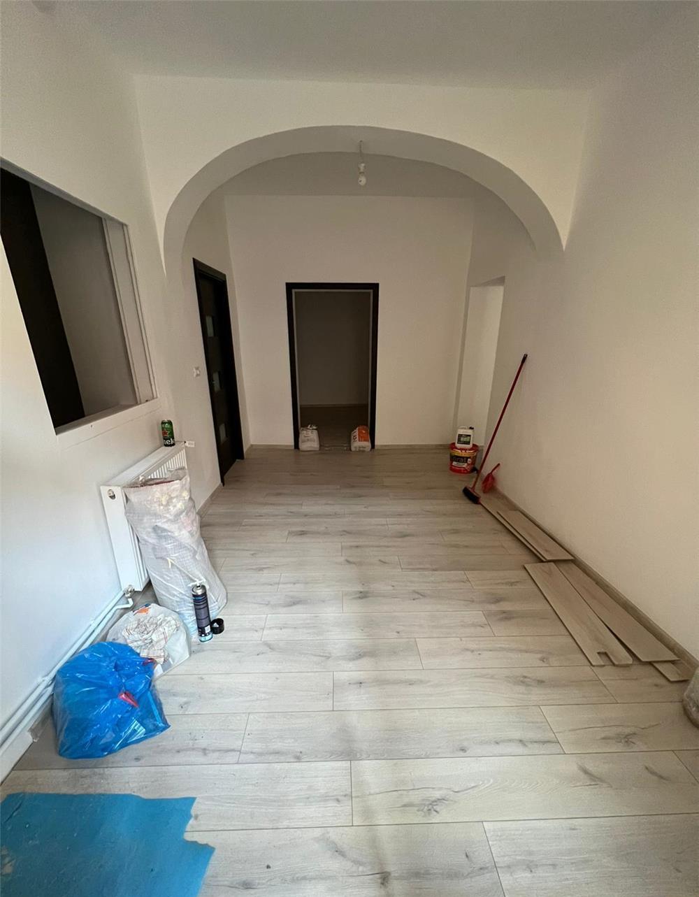 Închiriez Apartament 3 camere Piața Libertății