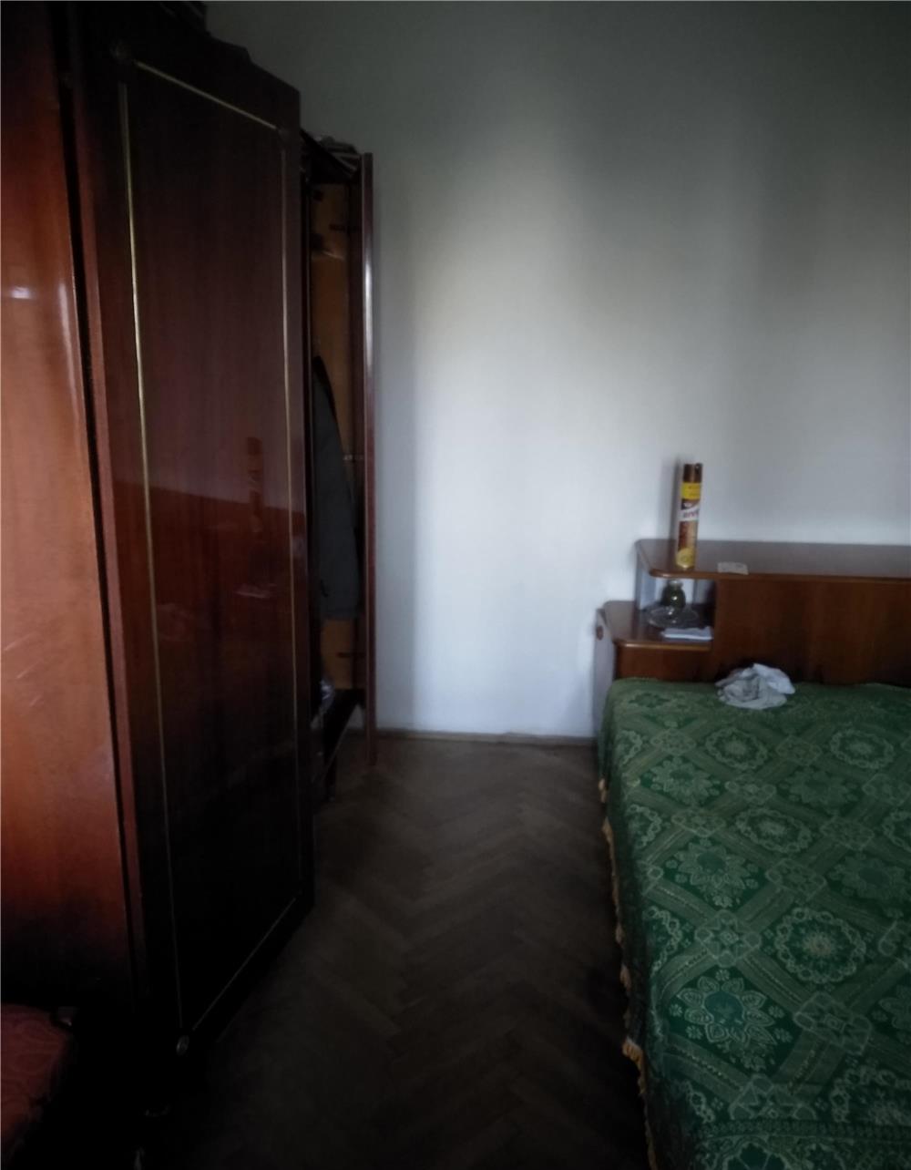 Închiriez apartament 3 camere Titan - loc parcare