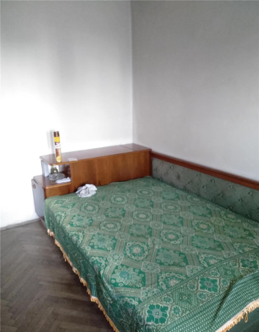 Închiriez apartament 3 camere Titan - loc parcare