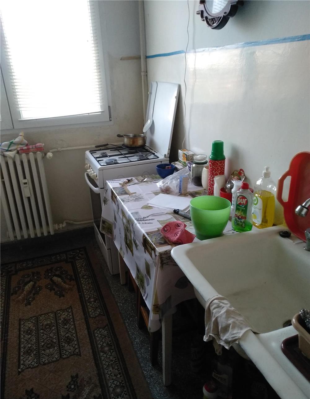 Închiriez apartament 3 camere Titan - loc parcare