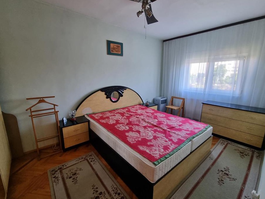 Inchiriez apartament 4 camere cu garaj, zona Stadion