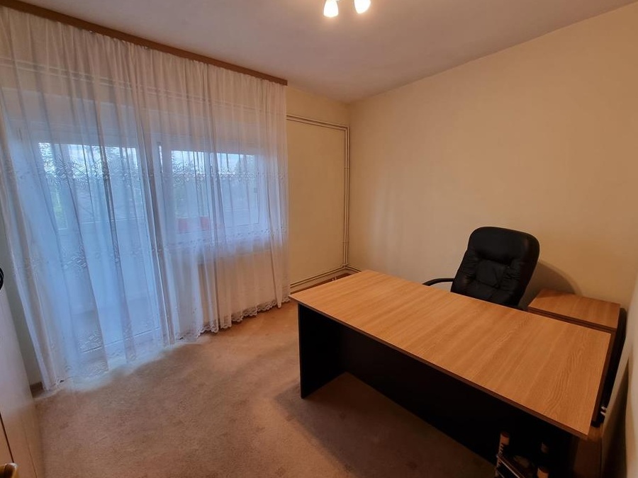 Inchiriez apartament 4 camere cu garaj, zona Stadion