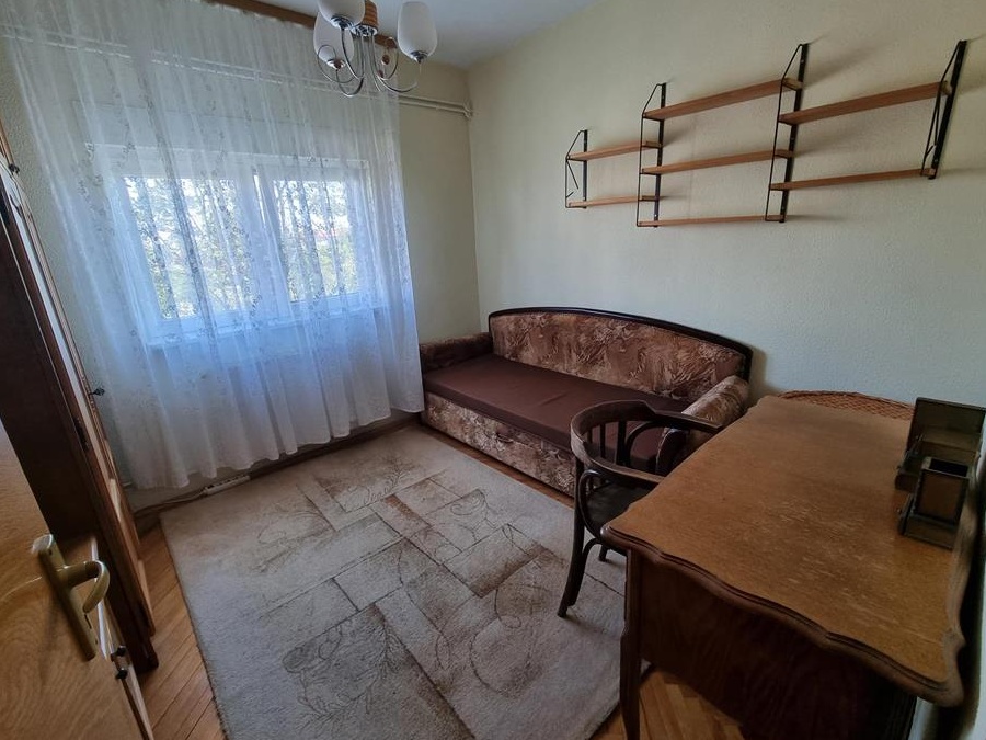 Inchiriez apartament 4 camere cu garaj, zona Stadion