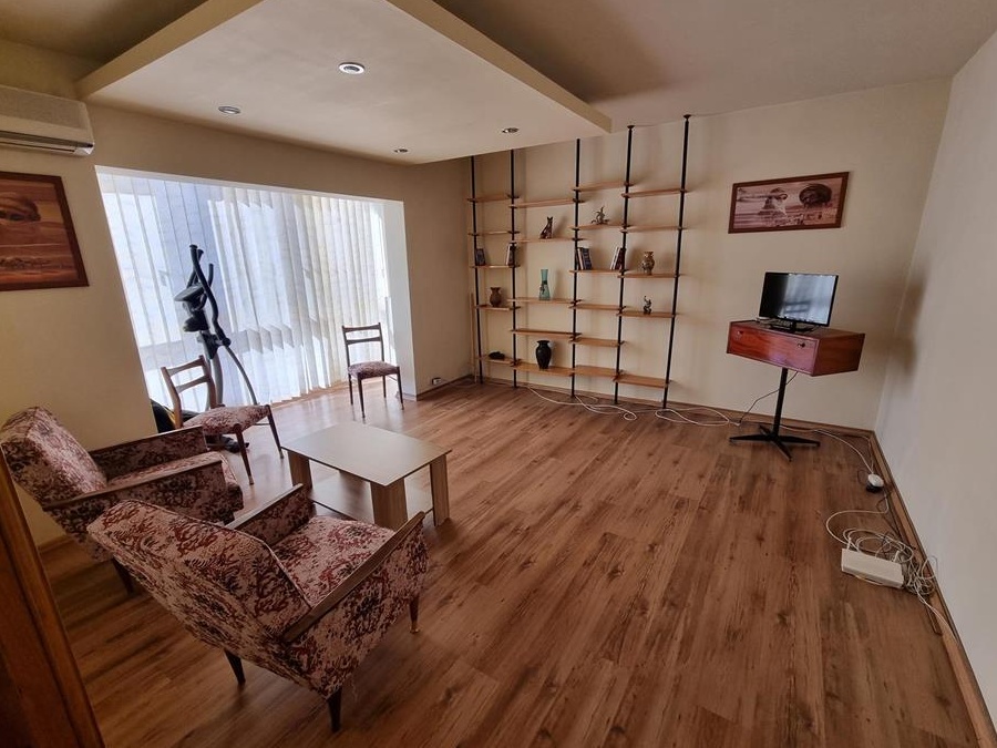 Inchiriez apartament 4 camere cu garaj, zona Stadion