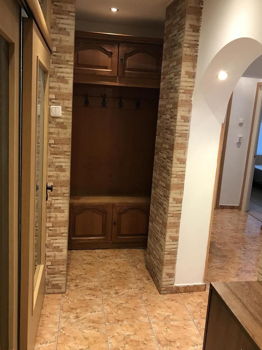 Inchiriez apartament cu 3 camere