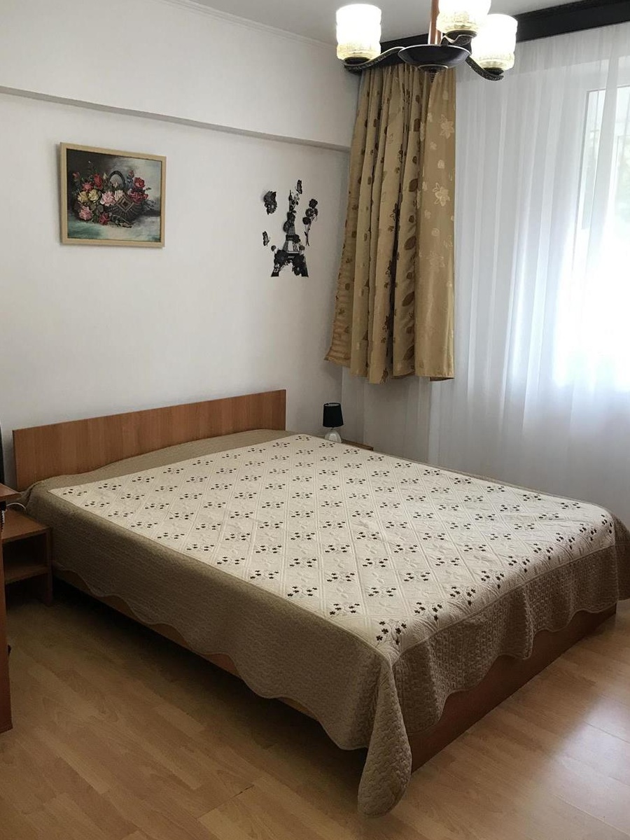 Inchiriez apartament cu 3 camere