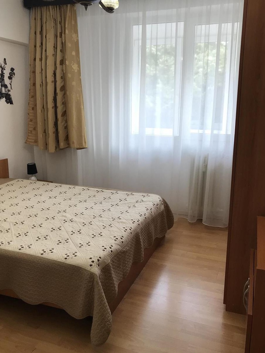 Inchiriez apartament cu 3 camere
