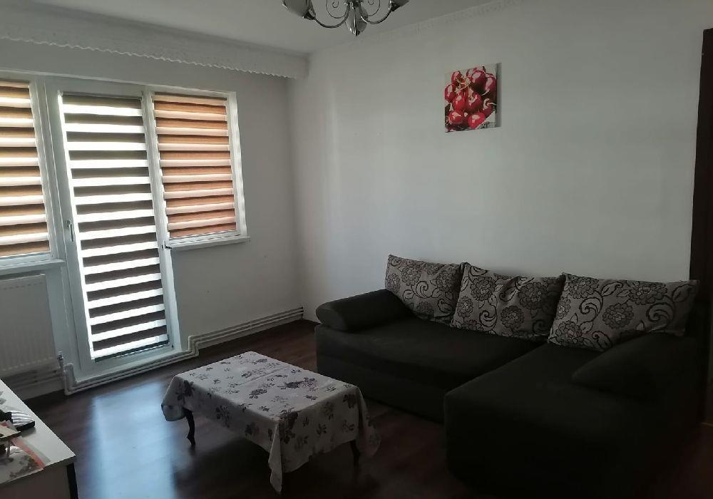 inchiriez apartament cu 3 camere semidecomandat