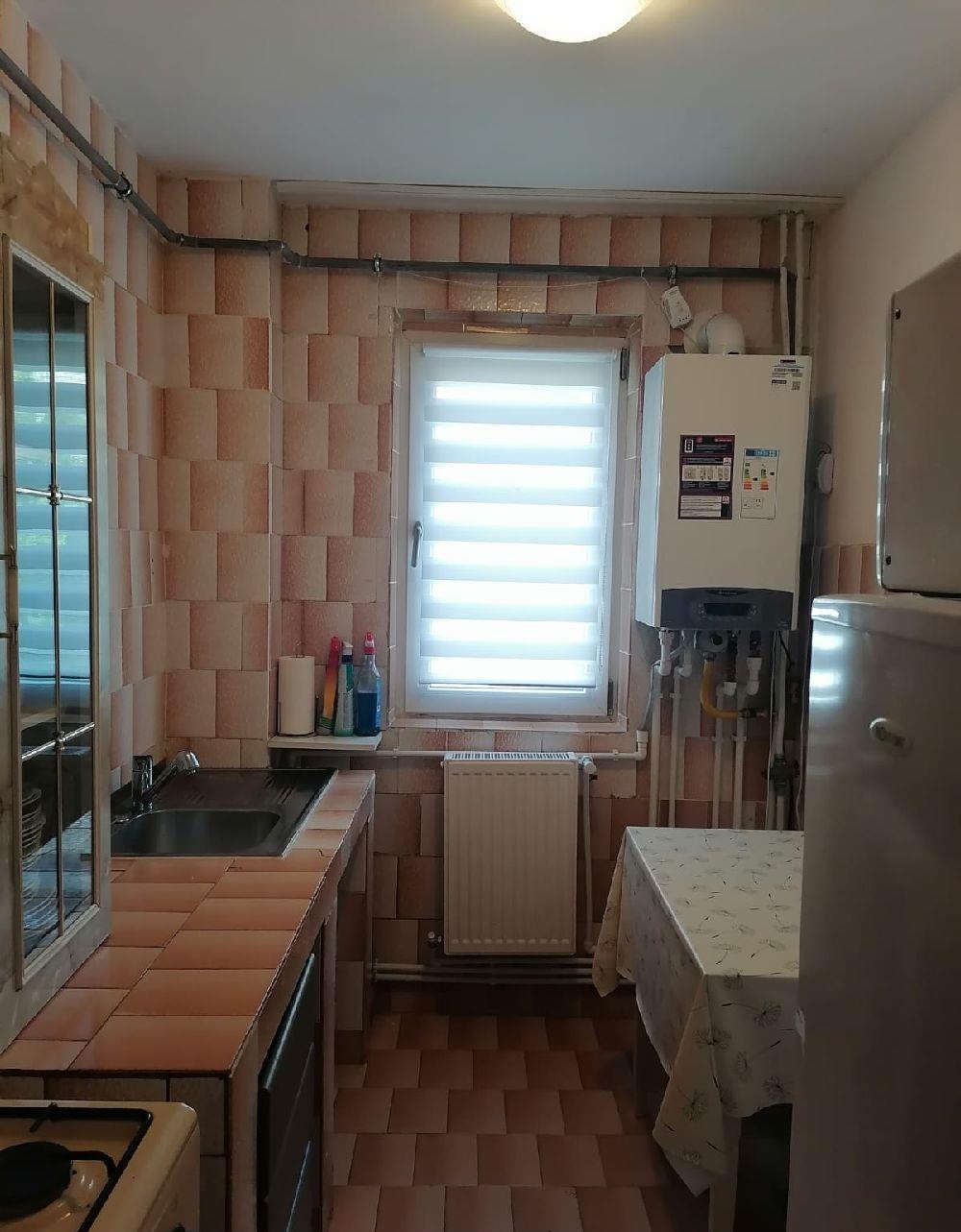 inchiriez apartament cu 3 camere semidecomandat
