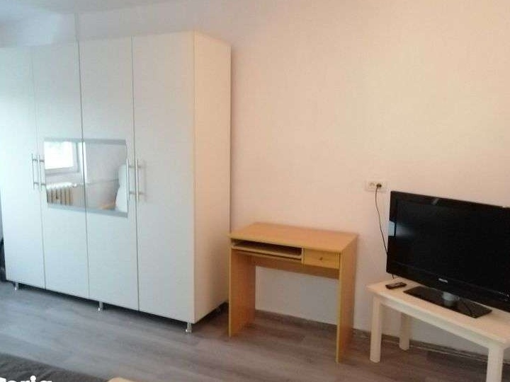Inchiriez apartament cu o camera in zona Gradiste, central.