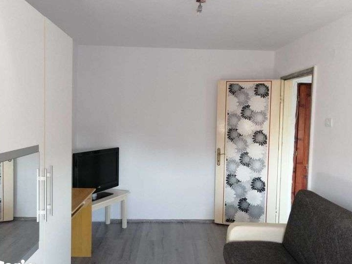 Inchiriez apartament cu o camera in zona Gradiste, central.