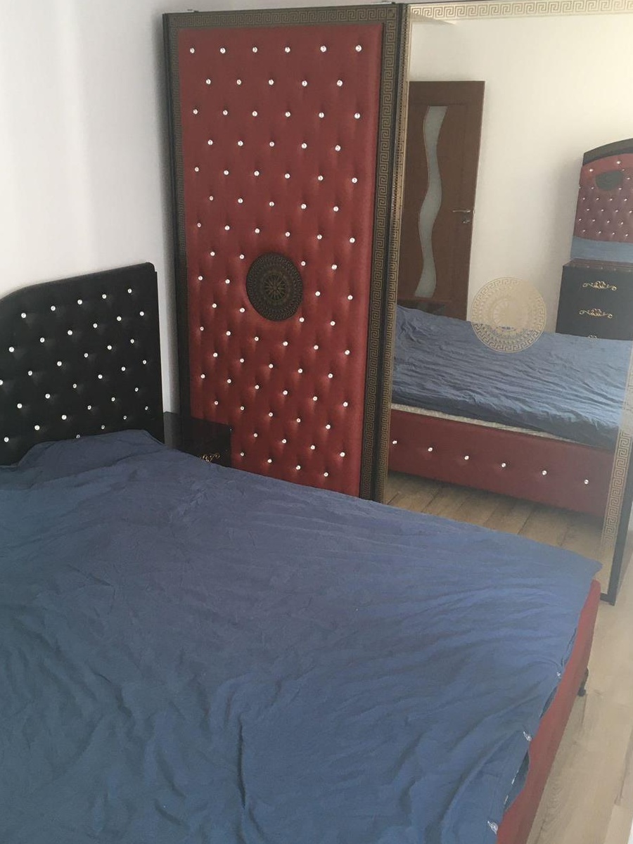 Închiriez apartament cu trei camere