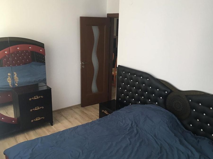 Închiriez apartament cu trei camere