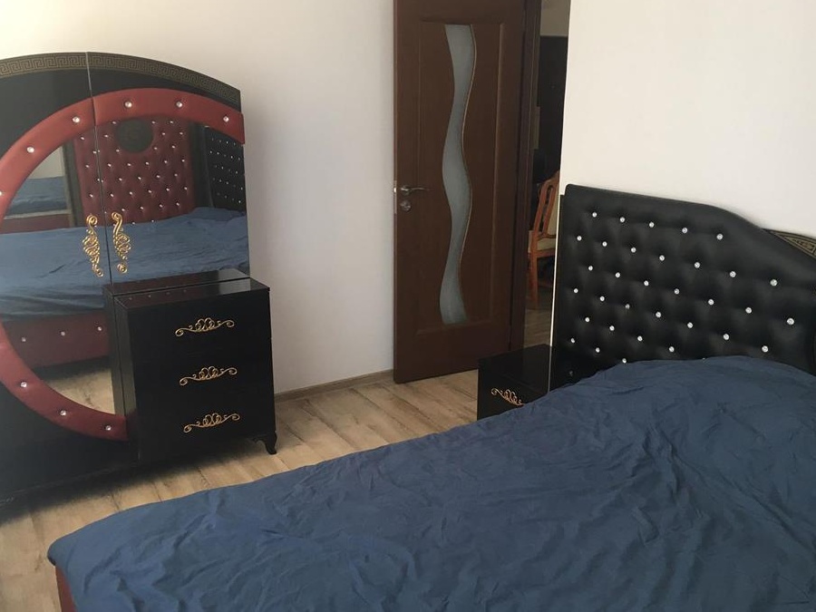 Închiriez apartament cu trei camere