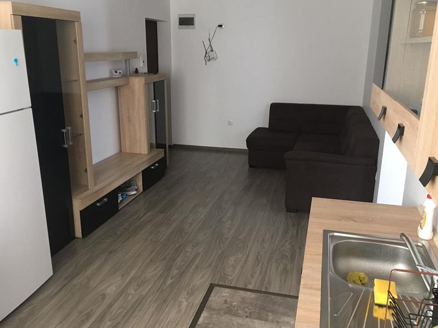 Închiriez apartament cu trei camere