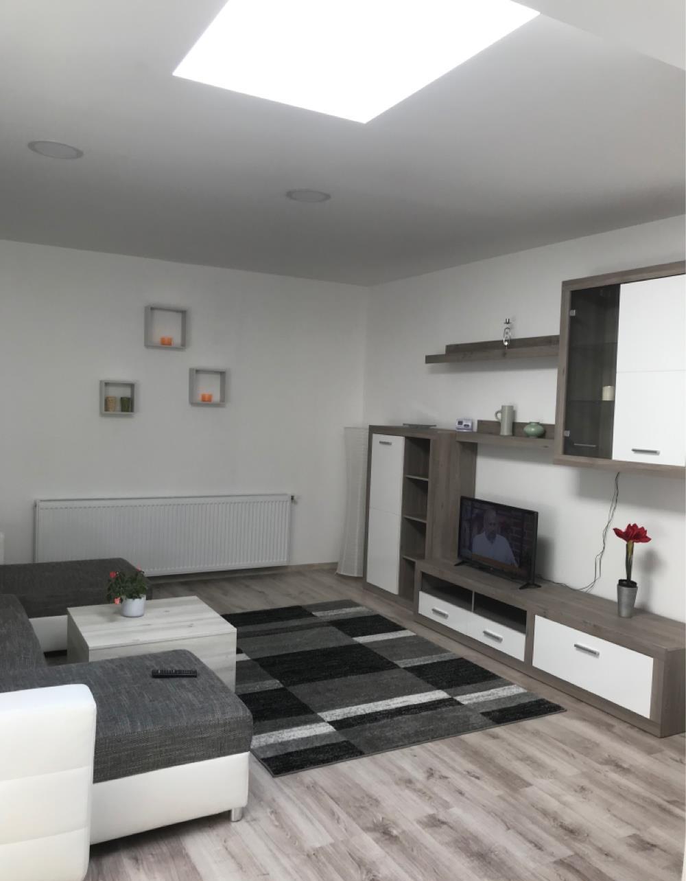 inchiriez apartament la casa aproape de colina