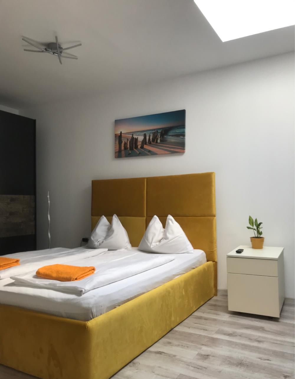 inchiriez apartament la casa aproape de colina