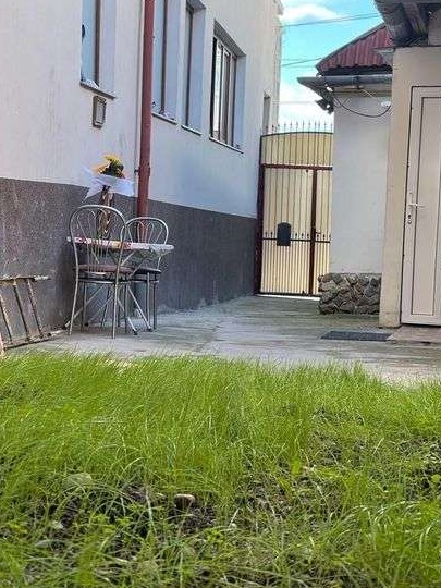 Închiriez apartament la casă în zona centrală