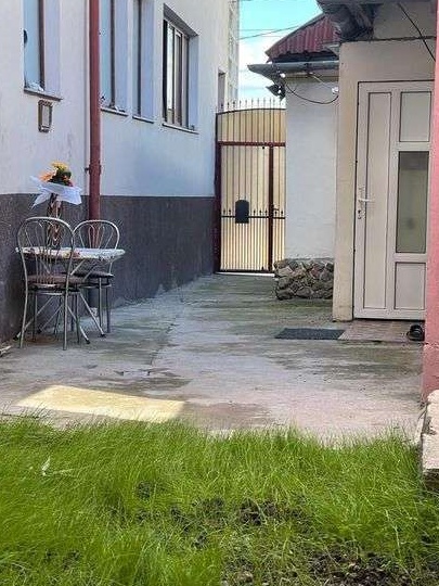 Închiriez apartament la casă în zona centrală