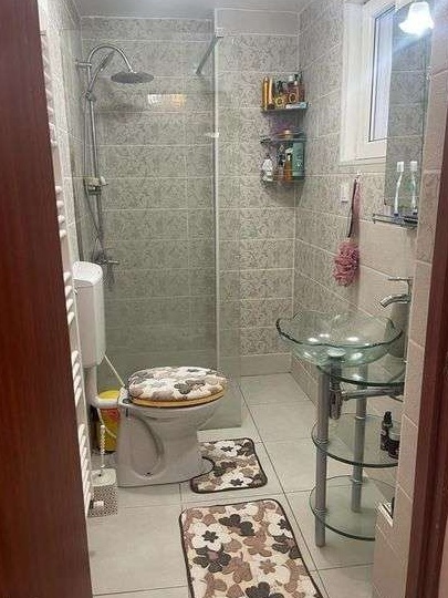 Închiriez apartament la casă în zona centrală