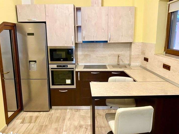 Închiriez apartament la casă, ultra-central, P+M !