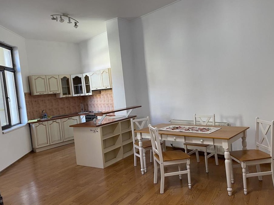 Închiriez apartament (penthouse) la curte, zona centrala