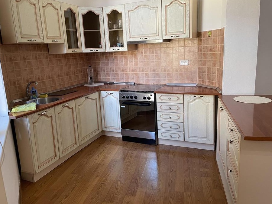 Închiriez apartament (penthouse) la curte, zona centrala