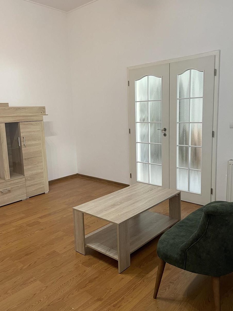 Închiriez apartament (penthouse) la curte, zona centrala