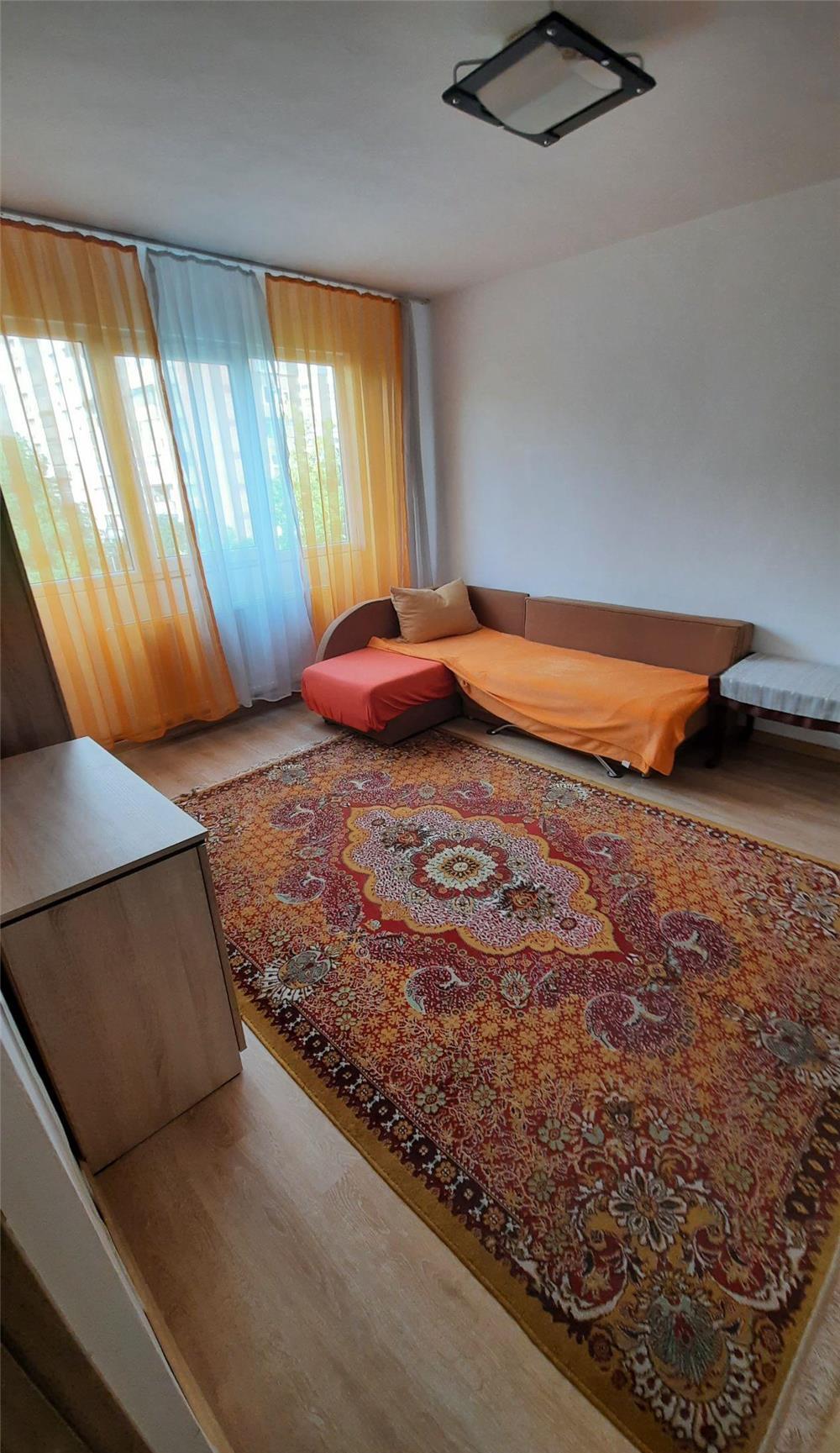 Închiriez apart.cu 1 camera etaj 3