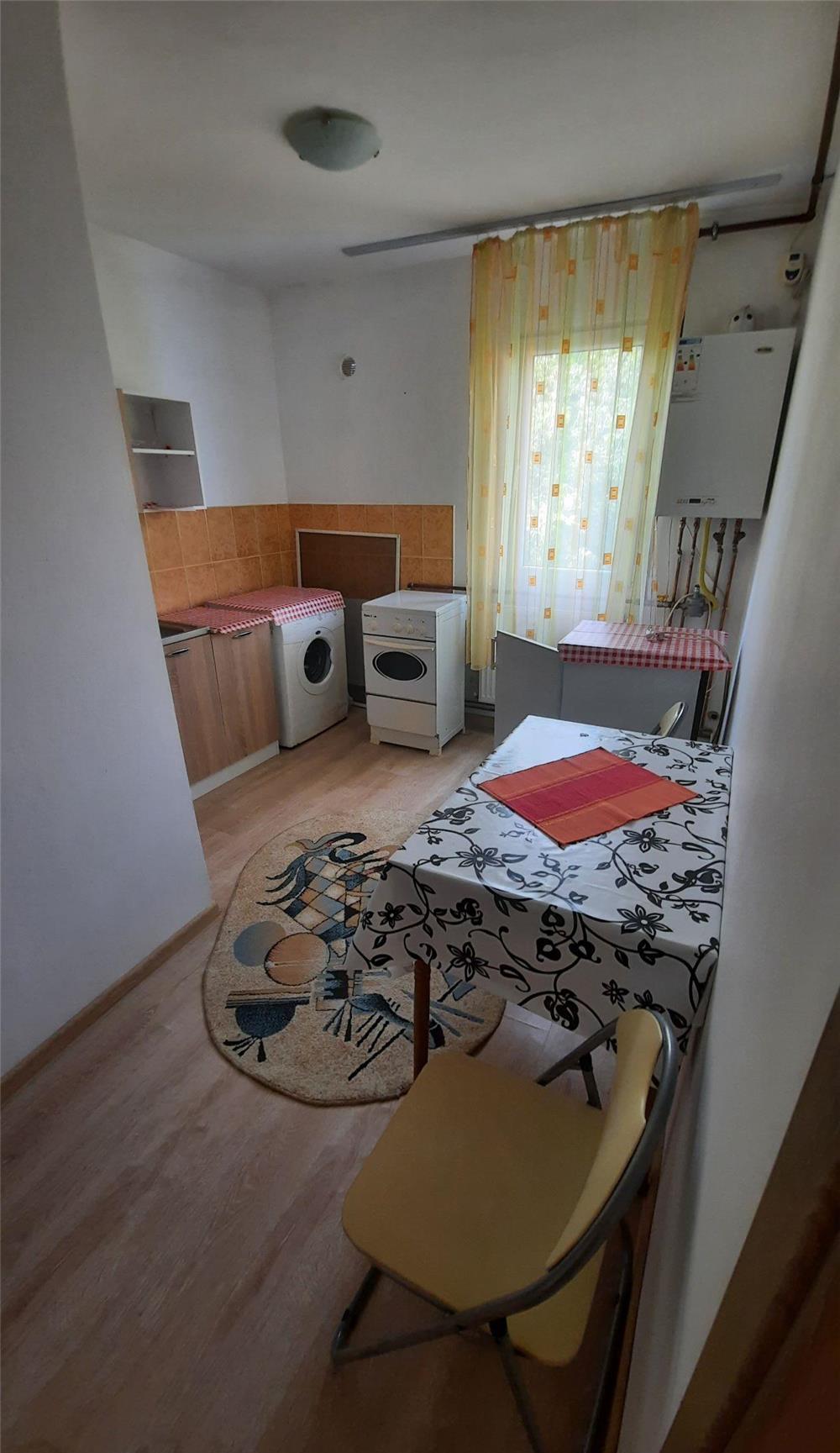 Închiriez apart.cu 1 camera etaj 3