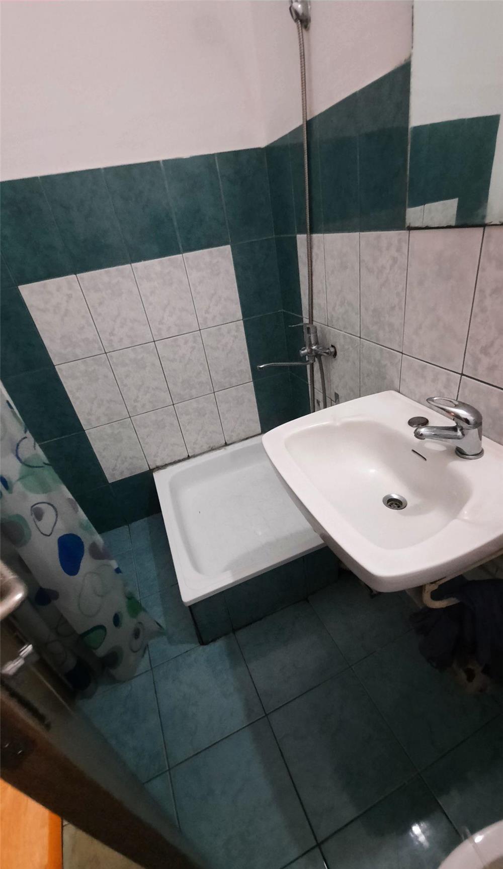 Închiriez apart.cu 1 camera etaj 3