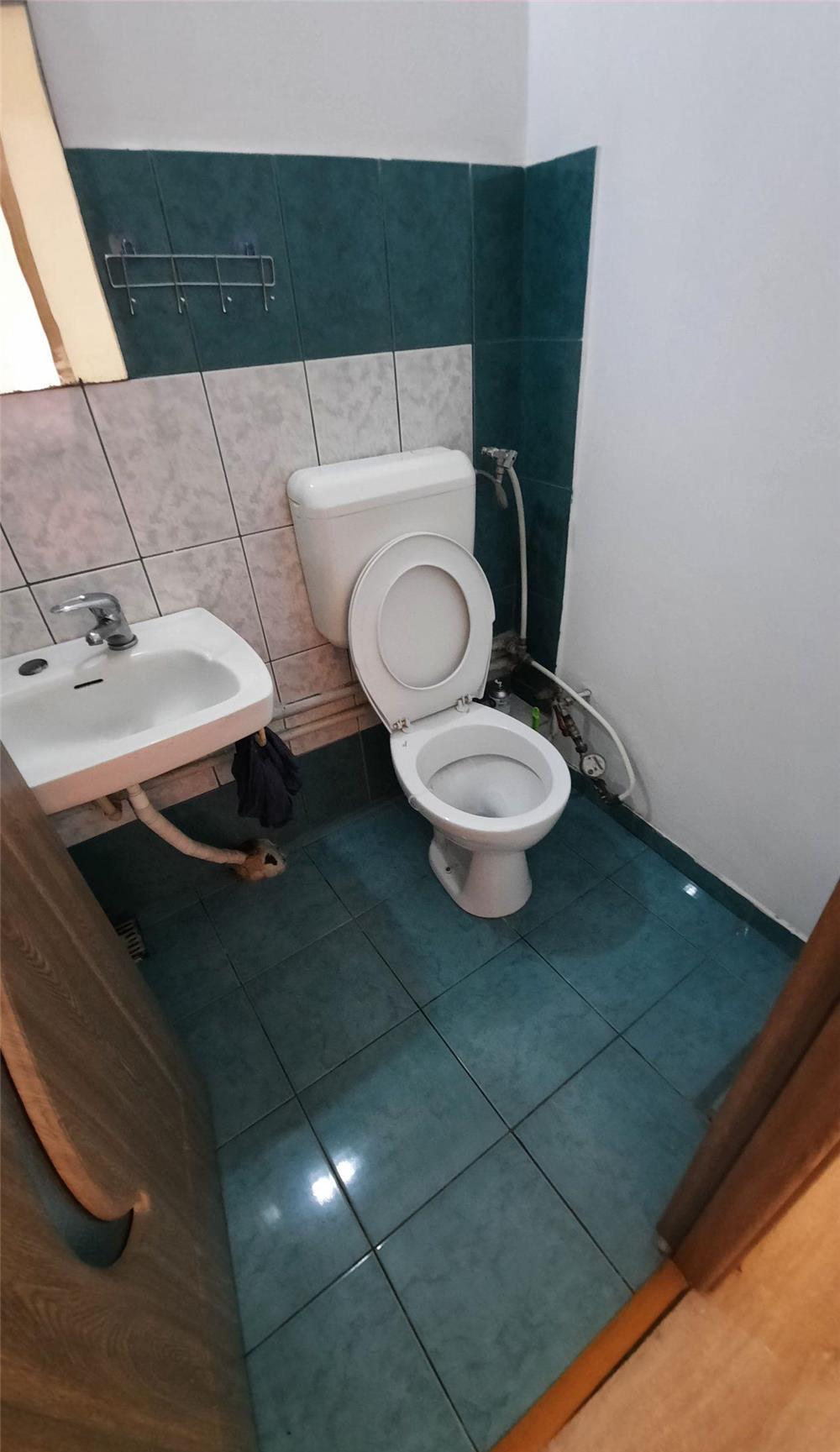 Închiriez apart.cu 1 camera etaj 3