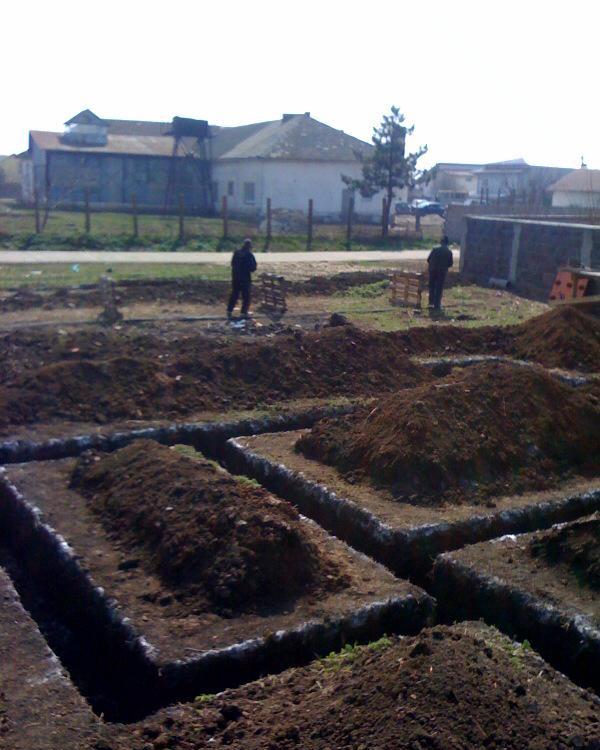 Închiriez buldo-excavator,stivuitor,lucrări excavări,piscine,fose,tot felul de sapaturi, transport m