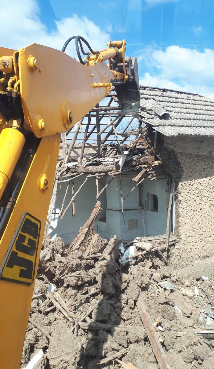 Închiriez Buldoexcavator ,Demolări ,Șanțuri ,Temeli