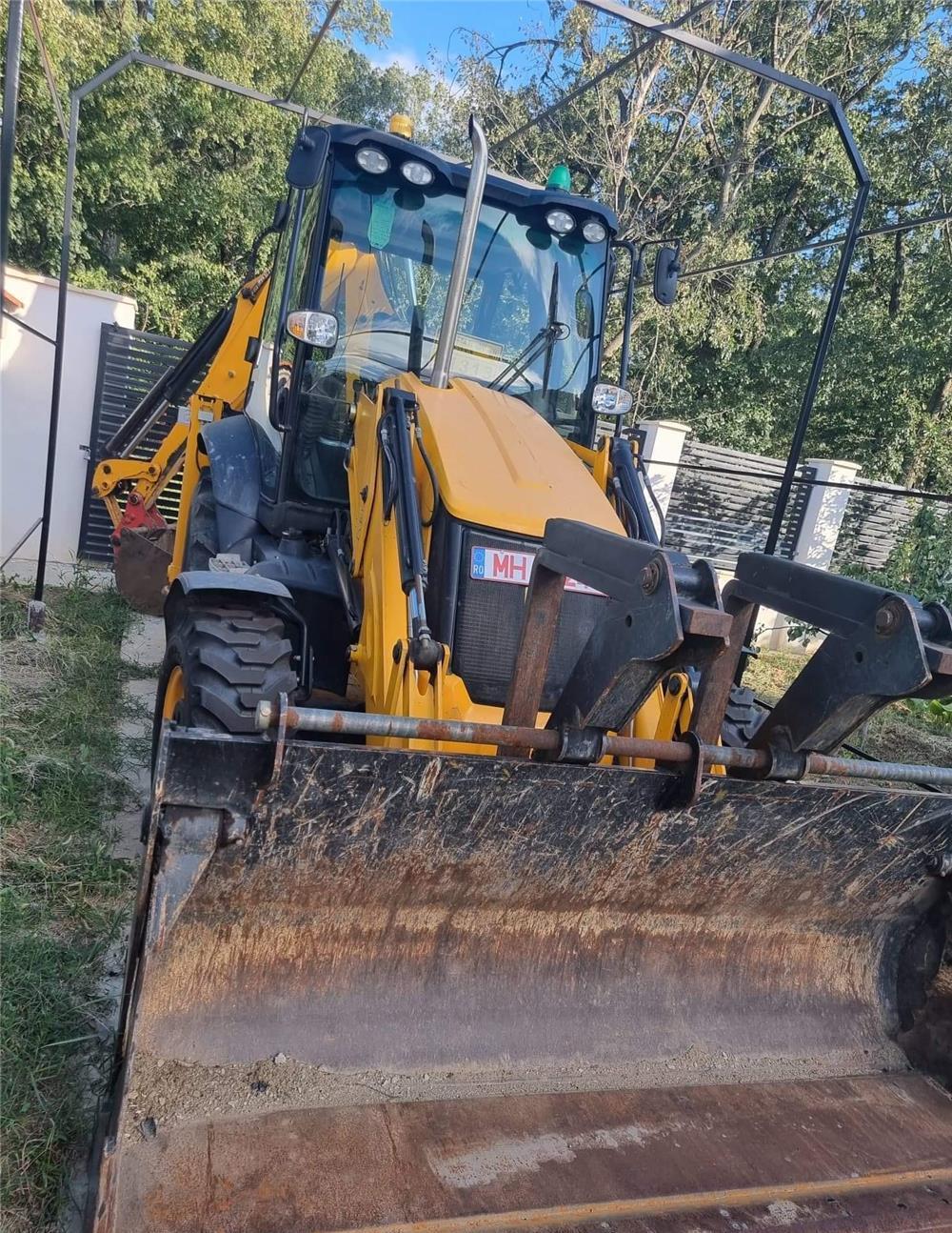 Închiriez buldoexcavator JCB 3cx an 2018