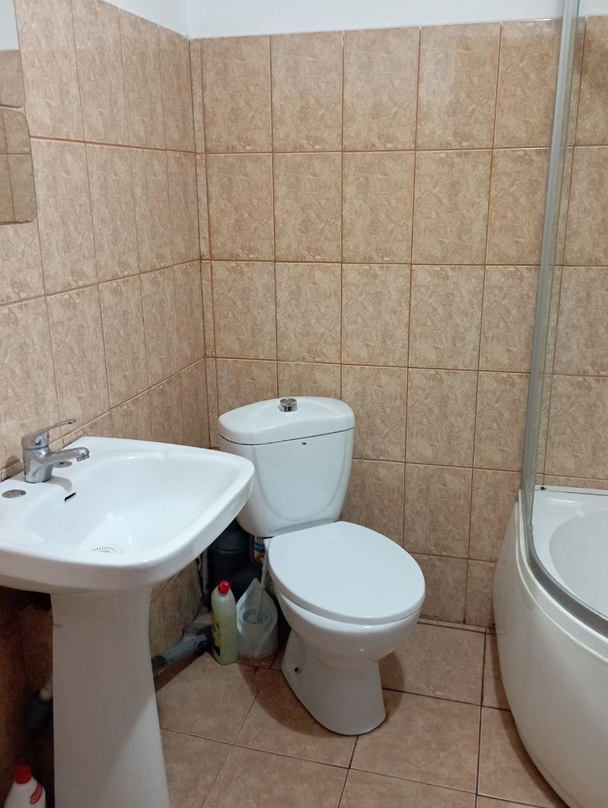Închiriez cameră în casă