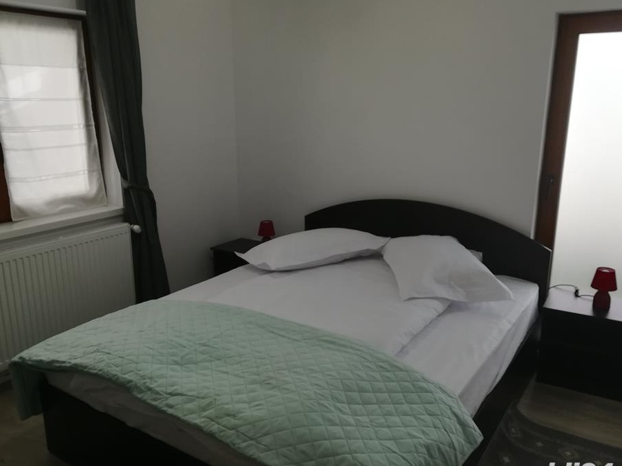 Închiriez camere cu baie proprie situate într-o pensiune în Vatra Dornei