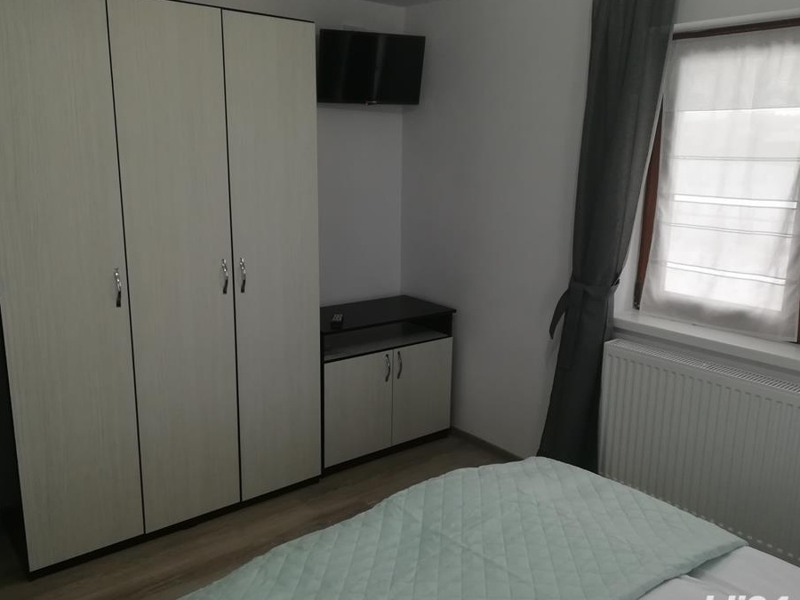 Închiriez camere cu baie proprie situate într-o pensiune în Vatra Dornei