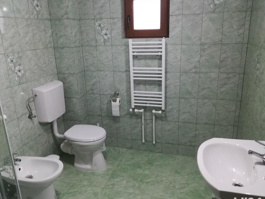 Închiriez camere cu baie proprie situate într-o pensiune în Vatra Dornei