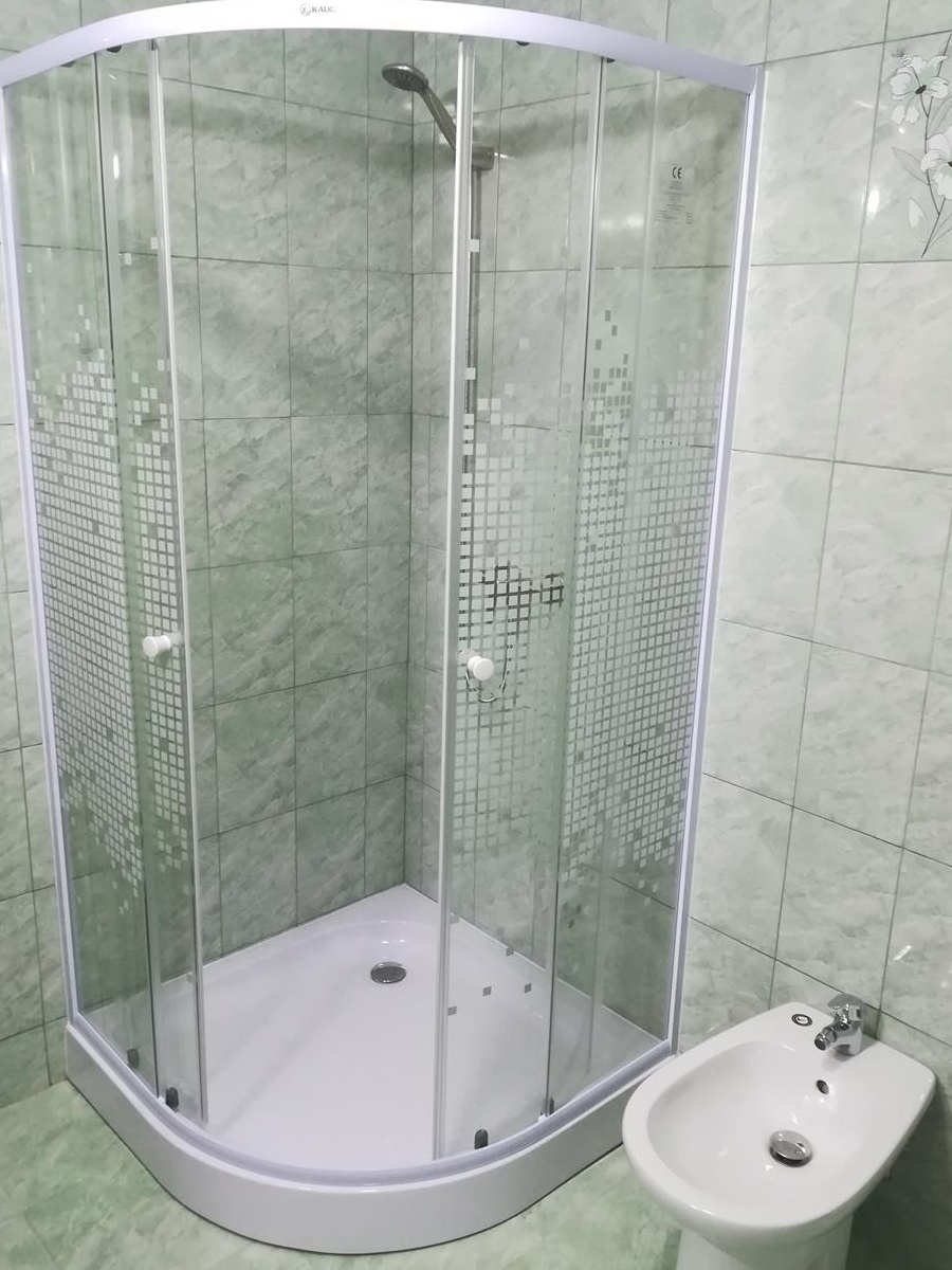 Închiriez camere cu baie proprie situate într-o pensiune în Vatra Dornei